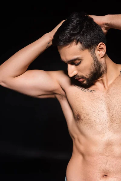 Uomo Barbuto Guardando Torso Senza Camicia Isolato Nero — Foto Stock