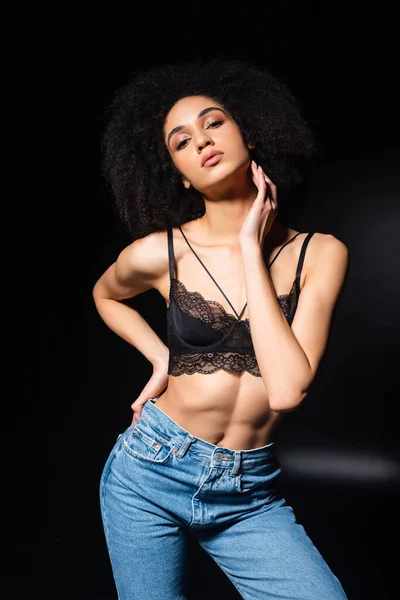 Mujer Afroamericana Sujetador Encaje Jeans Sobre Fondo Negro — Foto de Stock