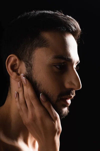 Femeie Atingând Barba Iubitului Izolat Negru — Fotografie, imagine de stoc