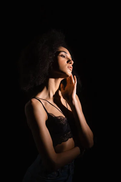 Seducente Donna Afroamericana Reggiseno Isolato Nero — Foto Stock