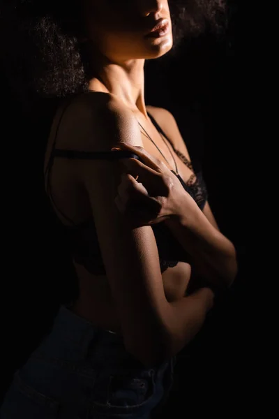 Siyah Sutyenini Çıkartan Afro Amerikan Kadın Görüntüsü — Stok fotoğraf
