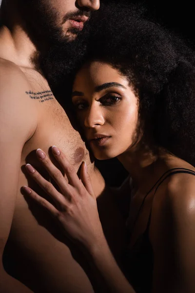 Africano Americano Mulher Olhando Para Câmera Perto Shirtless Namorado Isolado — Fotografia de Stock