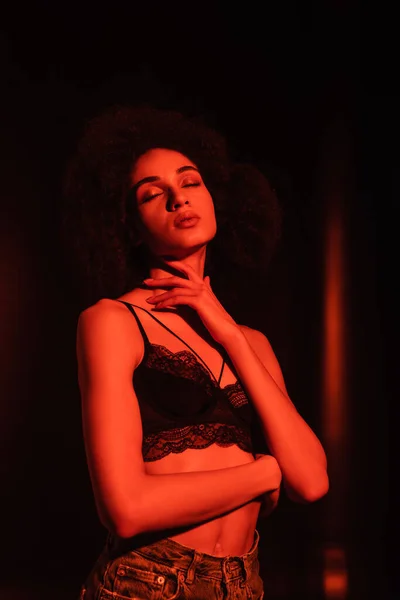 Sensual Mujer Afroamericana Tocando Cuello Sobre Fondo Negro Con Iluminación —  Fotos de Stock