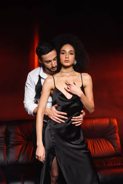 Hombre Abrazando Mujer Afroamericana Collar Vestido Sobre Fondo Negro Con — Foto de Stock