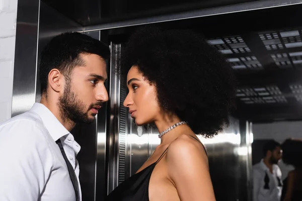 Vista Lateral Mujer Afroamericana Mirando Novio Elegante Cerca Del Ascensor — Foto de Stock