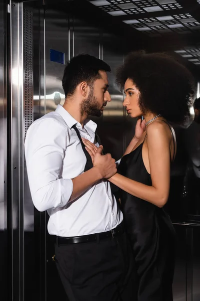 Sidovy Skäggiga Mannen Rör Afrikansk Amerikansk Flickvän Hissen — Stockfoto