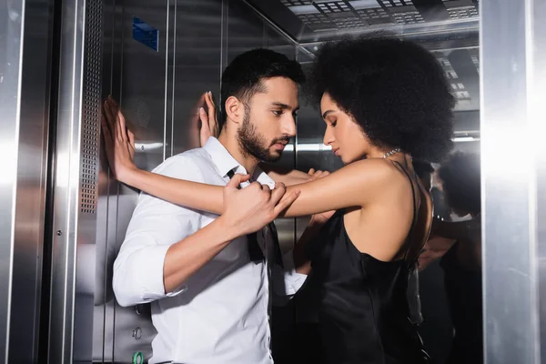 Asansörde Sakallı Erkek Arkadaşının Yanında Duran Afrikalı Amerikalı Kadının Yan — Stok fotoğraf