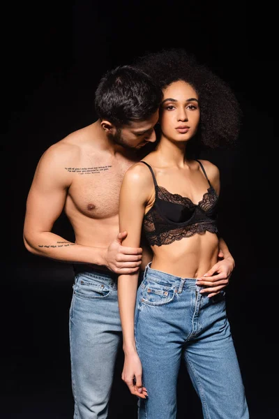 Shirless Man Zoenen Afrikaans Amerikaanse Vrouw Jeans Beha Geïsoleerd Zwart — Stockfoto