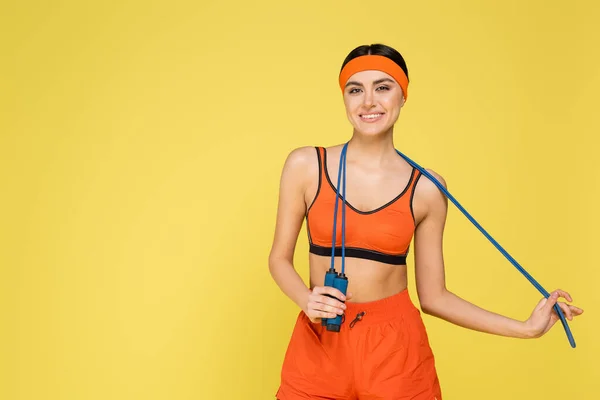 Pretty Sportswoman Skipping Rope Smiling Camera Isolated Yellow — 스톡 사진