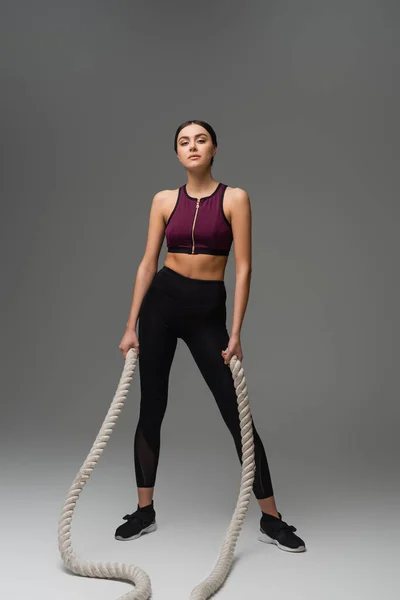 Full Length View Woman Black Sportswear Standing Battle Ropes Grey — Stock Photo, Image