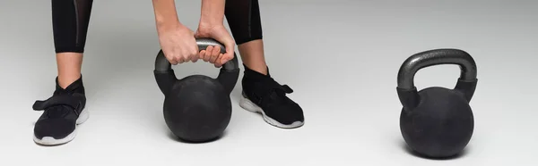 Beskärd Över Idrottskvinna Lyfta Kettlebell Grå Bakgrund Banner — Stockfoto