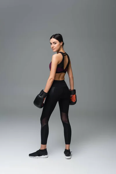 Visão Comprimento Total Mulher Sportswear Preto Luvas Boxe Fundo Cinza — Fotografia de Stock