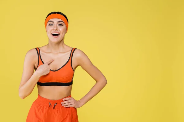 Heyecanlı Sporcu Kadın Sarı Renkte Kendini Işaret Ediyor — Stok fotoğraf