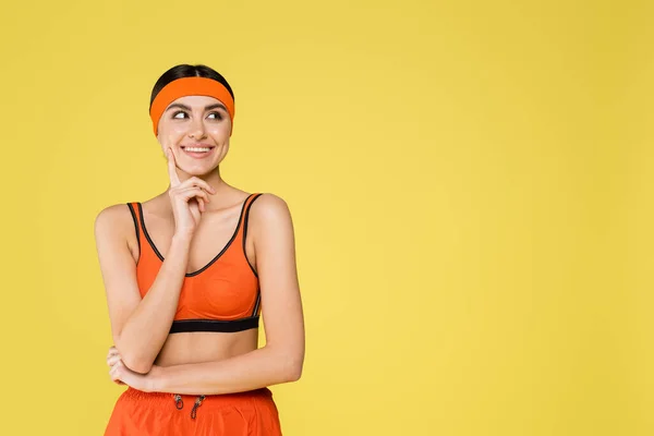 Mutlu Sporcu Kadın Sarıya Bakarken Ele Tutuşuyor — Stok fotoğraf