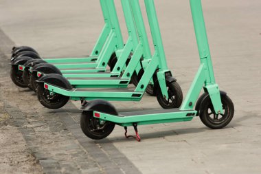 Kentsel caddede yürüyüş yolunda scooter 'lar 