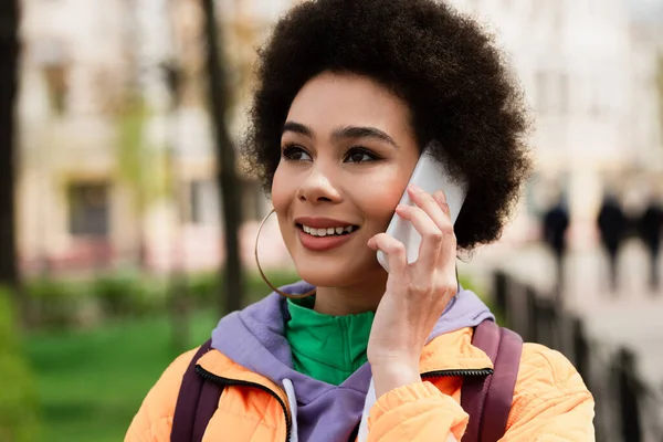 Vidám Afro Amerikai Beszél Okostelefonon Szabadban — Stock Fotó