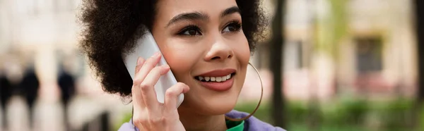 Mujer Afroamericana Sonriendo Hablando Teléfono Inteligente Aire Libre Pancarta — Foto de Stock