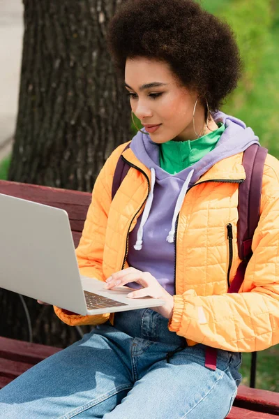 African American Freelancer Using Laptop Bench Outdoors — Stock Photo, Image