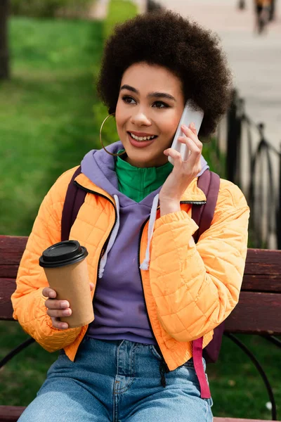 Femeie Destul Afro Americană Băutură Takeaway Vorbind Telefonul Mobil Bancă — Fotografie, imagine de stoc