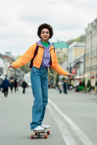 Femeia Afro Americană Călare Longboard Strada Urbană — Fotografie, imagine de stoc