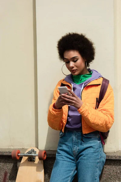 Afroamerikanerin Nutzt Smartphone Der Nähe Von Haus Und Longboard Freien — Stockfoto