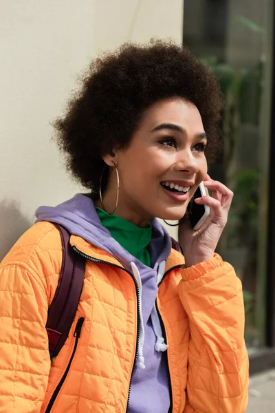 Mulher Afro Americana Positiva Falando Smartphone Perto Fachada Edifício — Fotografia de Stock