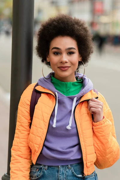 Glimlachen Afrikaans Amerikaanse Vrouw Met Rugzak Kijken Naar Camera Buiten — Stockfoto