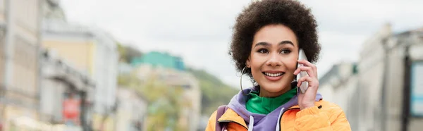 Mujer Afroamericana Feliz Hablando Por Teléfono Móvil Calle Urbana Pancarta — Foto de Stock