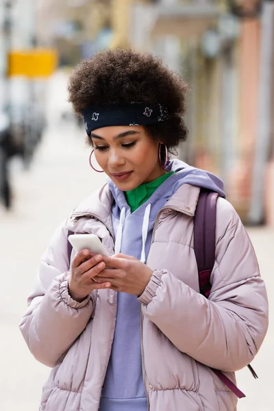 Stijlvolle Afrikaanse Amerikaanse Vrouw Met Behulp Van Smartphone Buiten — Stockfoto