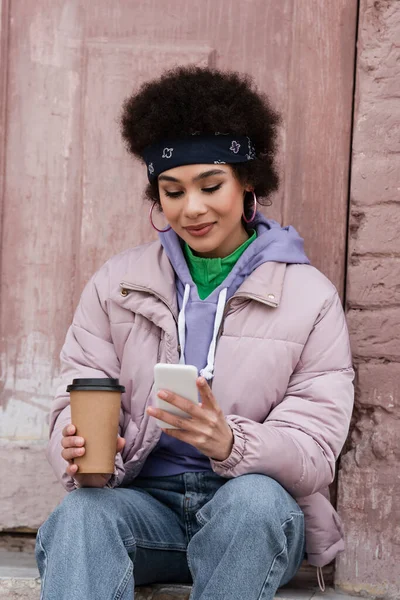 Africano Americano Mulher Usando Smartphone Segurando Café Para Livre — Fotografia de Stock