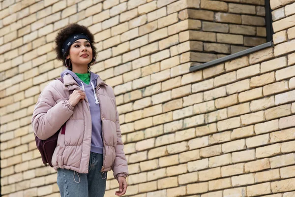 Afroamerikanerin Mit Rucksack Steht Auf Straße — Stockfoto