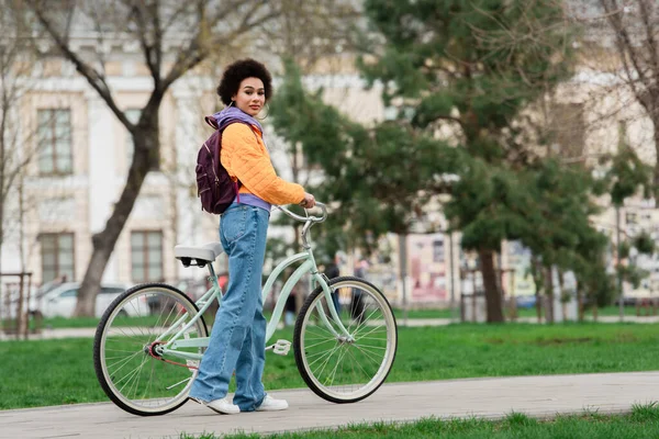 Pretty African American Woman Looking Camera Walkway Outdoors — Stock Photo, Image