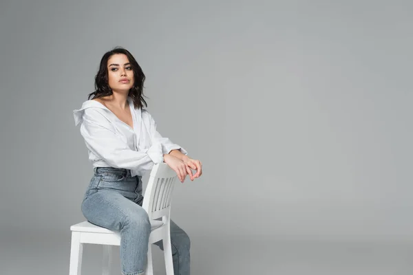 Mujer Joven Jeans Camisa Blanca Mirando Hacia Otro Lado Aislada — Foto de Stock