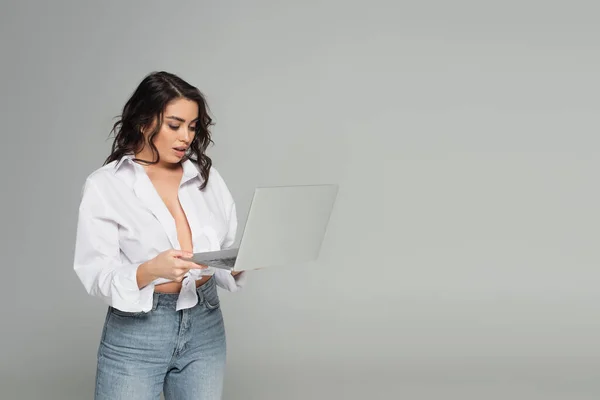 Sexy Vrouw Holding Laptop Geïsoleerd Grijs — Stockfoto