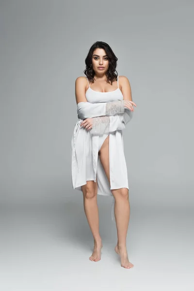 Mulher Descalça Sutiã Robe Seda Branca Fundo Cinza — Fotografia de Stock