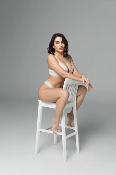 Wunderschöne Frau Unterwäsche Posiert Auf Weißem Stuhl Auf Grauem Hintergrund — Stockfoto