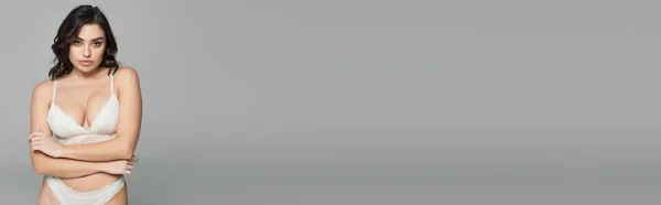 Сексуальна Жінка Нижній Білизні Дивиться Камеру Ізольовано Сірому Копіювальним Простором — стокове фото