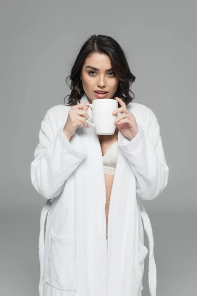 Mooie Vrouw Beha Badjas Holding Cup Geïsoleerd Grijs — Stockfoto