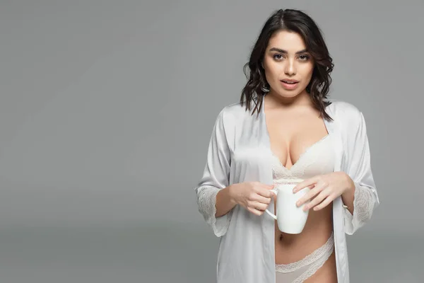 Verleidelijke Vrouw Lingerie Satijnen Mantel Holding Cup Geïsoleerd Grijs — Stockfoto