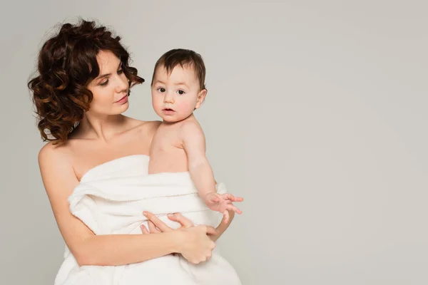 Madre Con Spalle Nude Braccio Bambino Asciugamano Isolato Grigio — Foto Stock