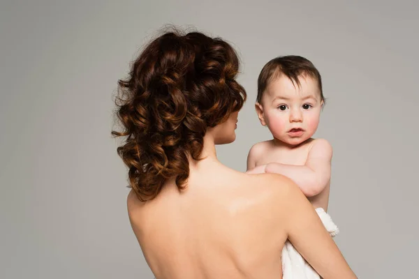 Madre Rizada Con Hombros Desnudos Sosteniendo Brazos Hijo Aislado Gris — Foto de Stock