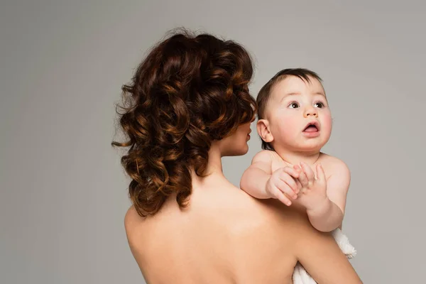 Mujer Rizada Con Hombros Desnudos Sosteniendo Brazos Bebé Niño Aislado — Foto de Stock