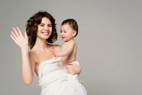 Havlu Içinde Neşeli Bir Anne Kucağında Bebek Taytı Giymiş Oğlu — Stok fotoğraf