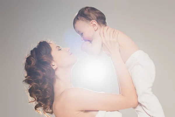 Madre Riccia Con Spalle Nude Tenendo Bambino Braccio Con Retroilluminazione — Foto Stock