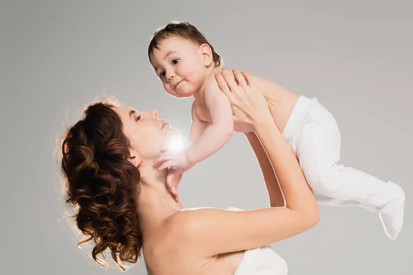 Krullende Moeder Met Blote Schouders Houden Peuter Zoon Armen Met — Stockfoto