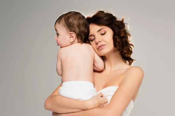 Mère Bouclée Étreignant Tout Petit Fils Isolé Sur Gris — Photo