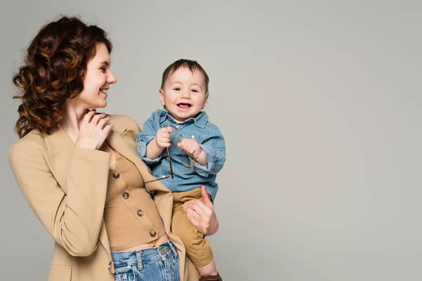 Vreugdevolle Peuter Jongen Houden Bril Terwijl Gelukkig Moeder Blazer Glimlachen — Stockfoto