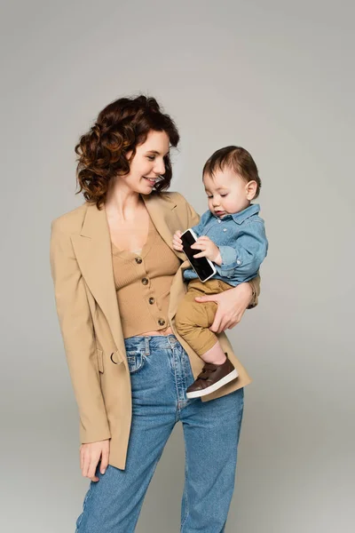 Menino Criança Segurando Smartphone Com Tela Branco Enquanto Mãe Feliz — Fotografia de Stock