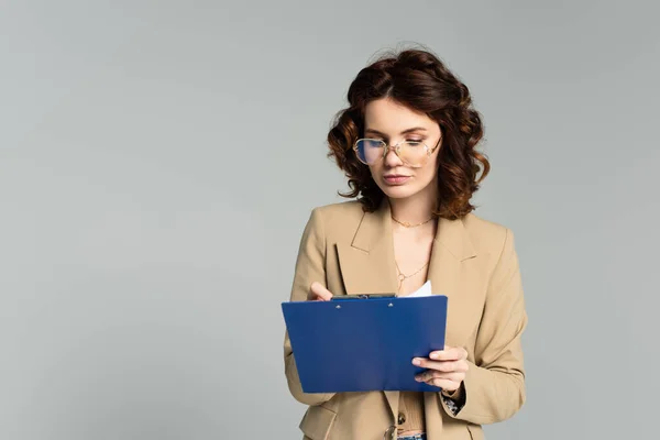 Zakenvrouw Bril Blazer Houden Klembord Geïsoleerd Grijs — Stockfoto