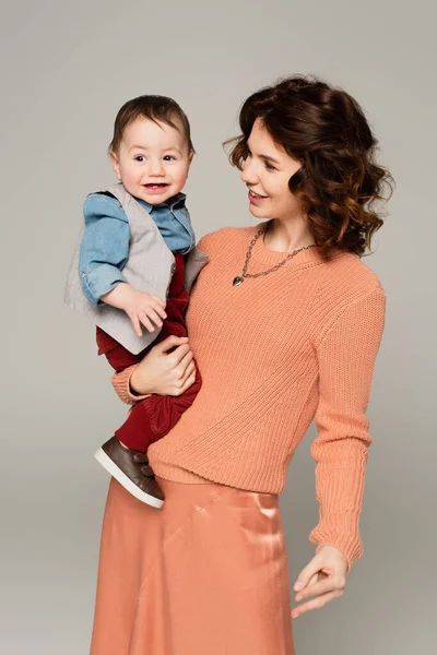 Feliz Mujer Suéter Celebración Brazos Niño Hijo Aislado Gris — Foto de Stock